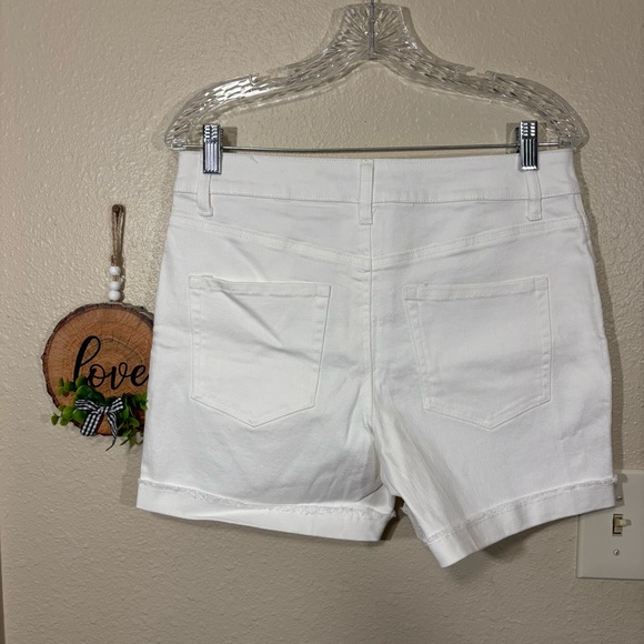 Maurices White High-Rise Shorts Size 10 - Picture 2 of 3